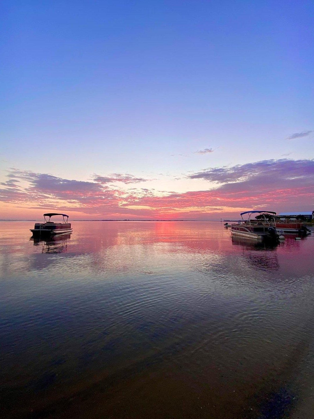 A pink sunset reflecting on the calm waters at Destination Panama City, a breathtaking relaxing spot in Panama City.